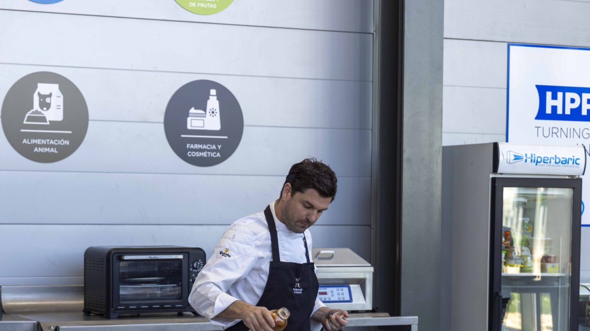 El chef Alain Guiard, trata sus productos por altas presiones