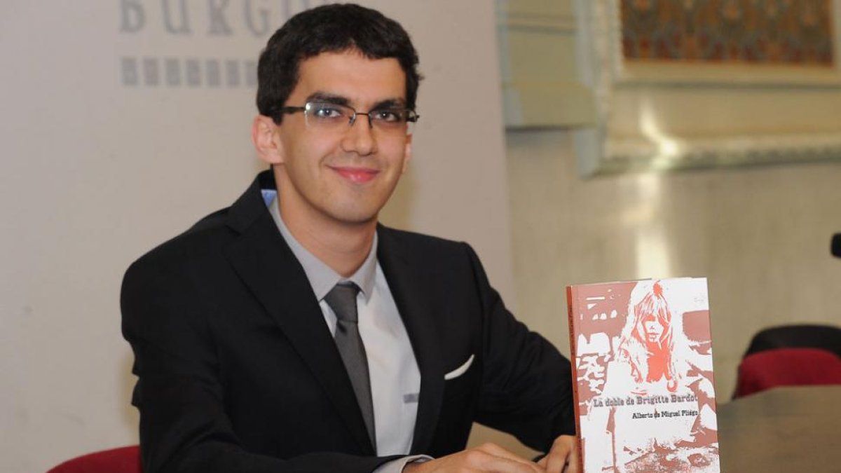 Alberto de Miguel presentó su libro en la Sala Polisón del Teatro Principal.-ISRAEL L. MURILLO