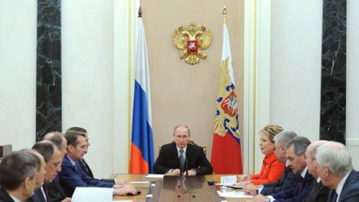 Putin durante un encuentro con sus ministros en el Kremlin.-Foto: AFP / MIKHAIL KLIMENTYEV