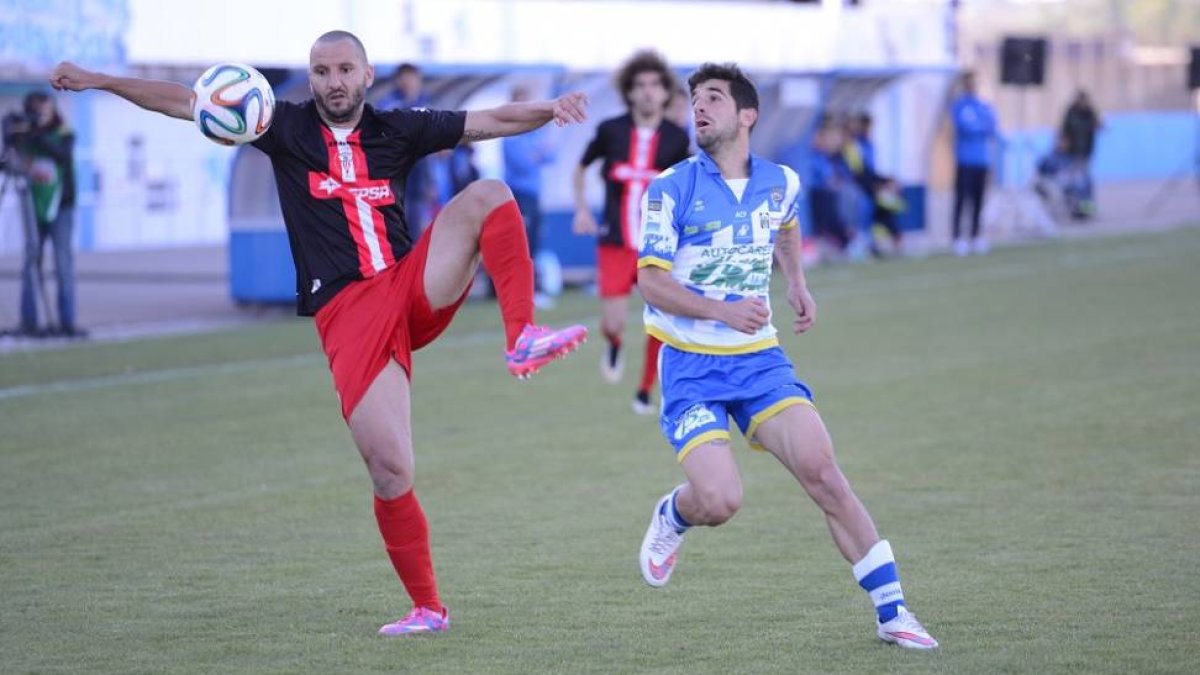 Lance del partido disputado en El Montecillo.-ALBERTO CALVO