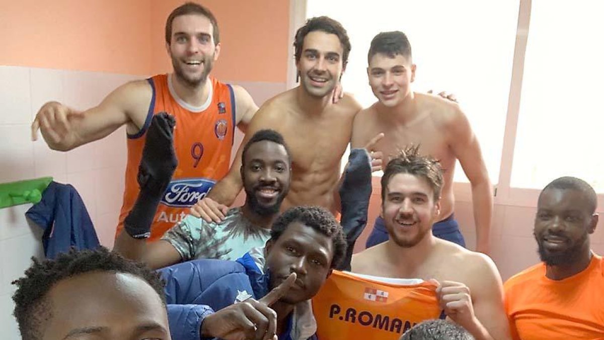 Los jugadores del UBU Tizona celebran la victoria lograda ayer en tierras sevillanas.-TWITTER / @CBT_AUTOCID