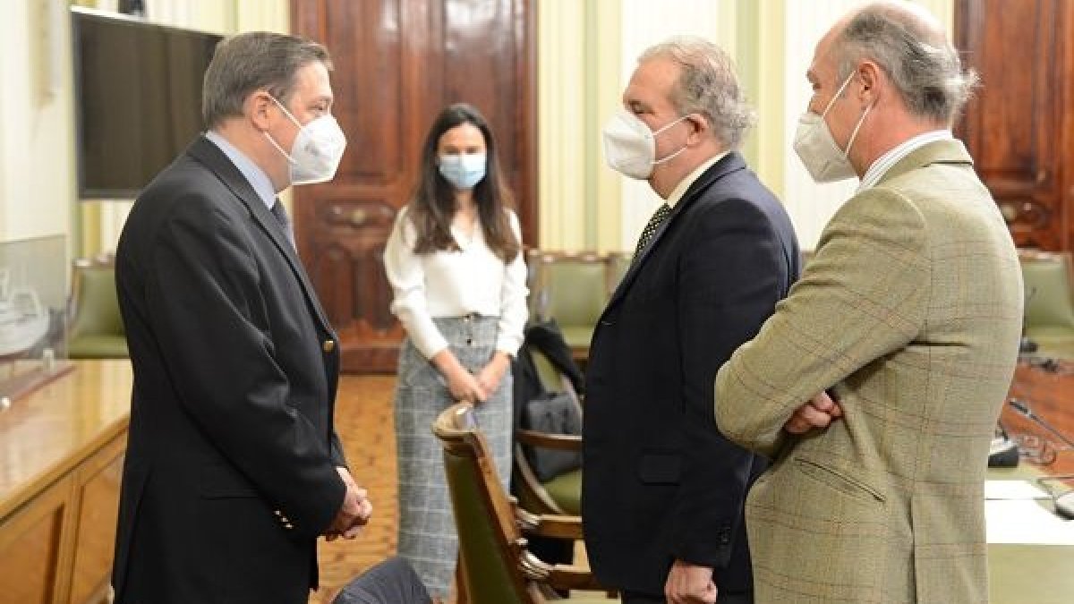 Luis Planas conversa con Bañuelos y Domecq. ECB