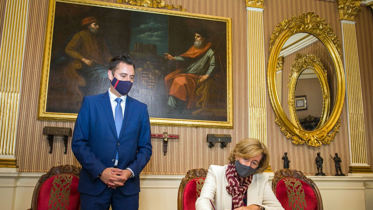 El alcalde, Daniel de la Rosa, con la presidenta de Patrimonio Nacional, Ana de la Cueva. TOMÁS ALONSO