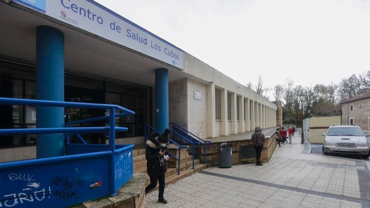 Una persona sale del centro de Salud de Los Cubos. RAÚL OCHOA