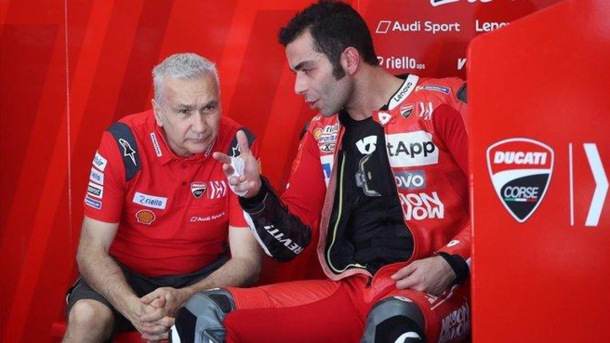 Davide Tardozzi, uno de los jefes de Ducati Corse, conversa con Danilo Petrucci.-EFE / FAZRY ISMAIL