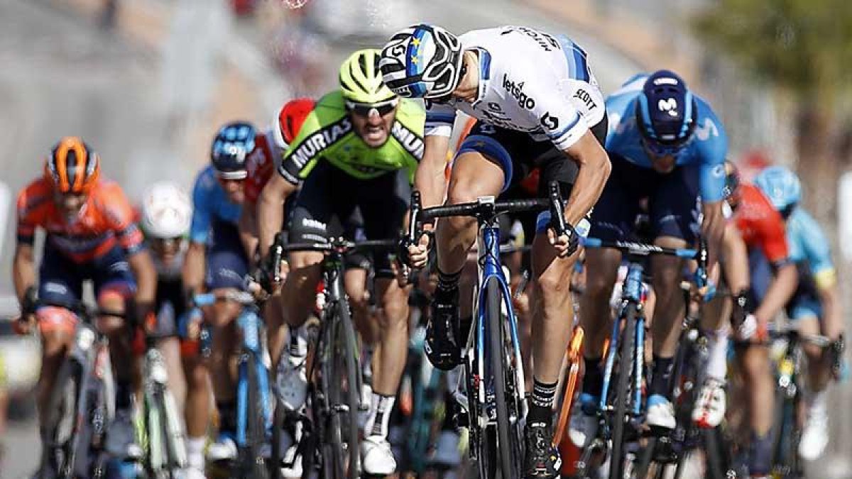 Imagen del esprint de la jornada de ayer con Trentin como dominador con Barbero (derecha) por detrás.-PHOTO GÓMEZ SPORT