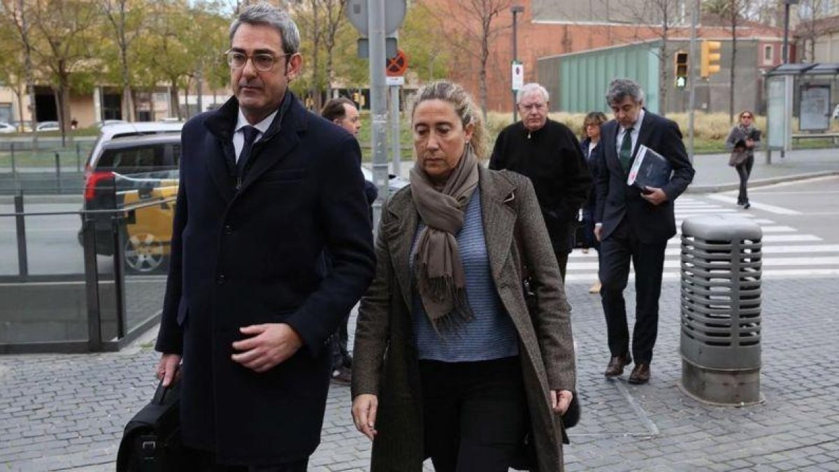 Gemma Montull y su abogado, seguidos de Jordi Montull y su letrado, a su llegada a la Ciutat de la Justícia.-JOAN CORTADELLAS