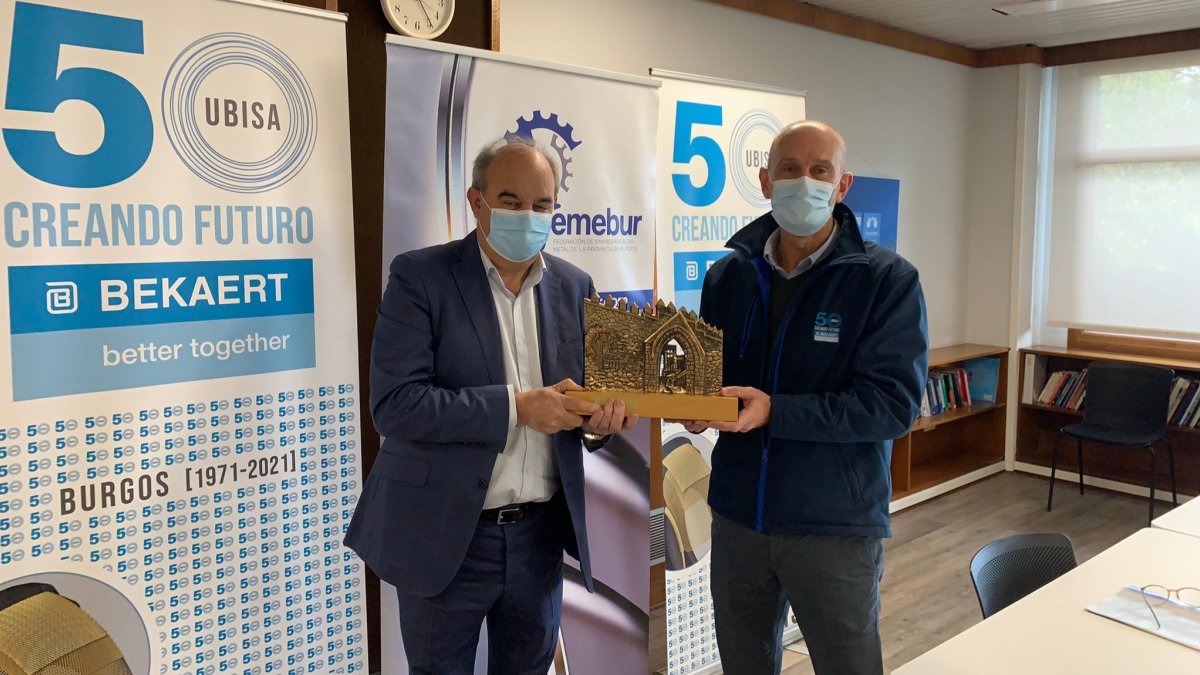 Andrés Hernando entrega a Gustavo Lázaro el premio Femebur. ECB