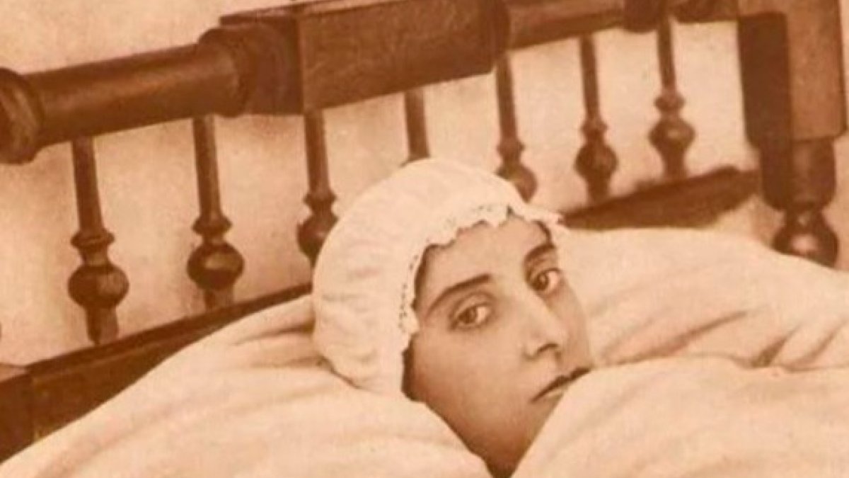 Amalia, tendida en su cama en una fotografía de la época. ESTAMPA