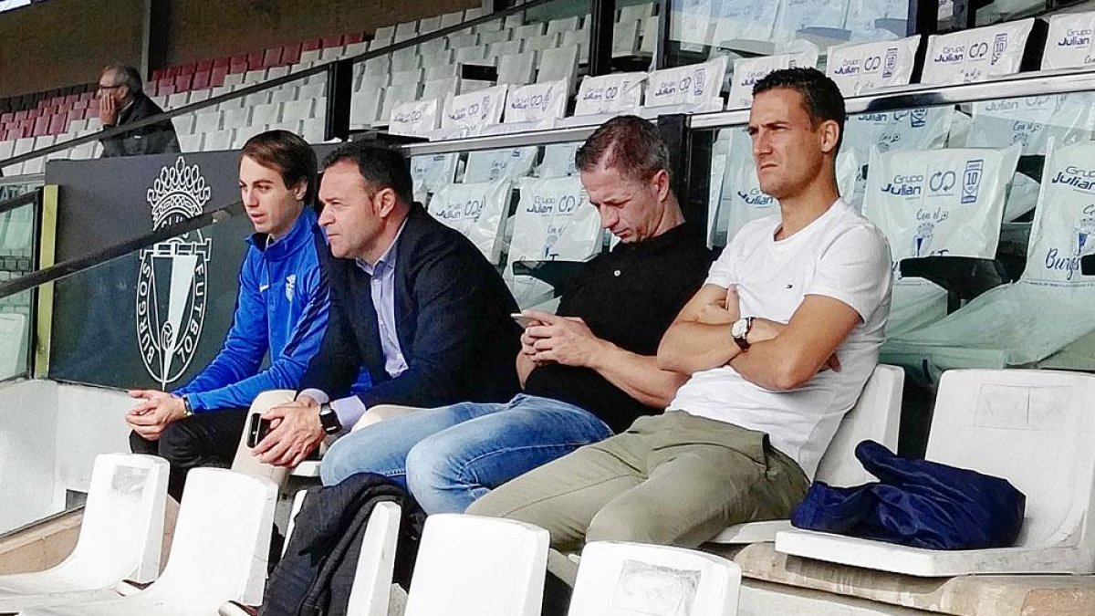 Franco Caselli y José MAría Salmerón vieron el entrenamiento del equipo junto a los ayudantes del almeriense.-