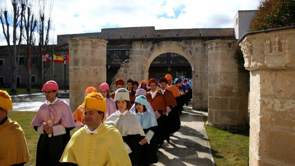 El claustro de profesores de la UBU dirigiéndose a la ceremonia-ECB