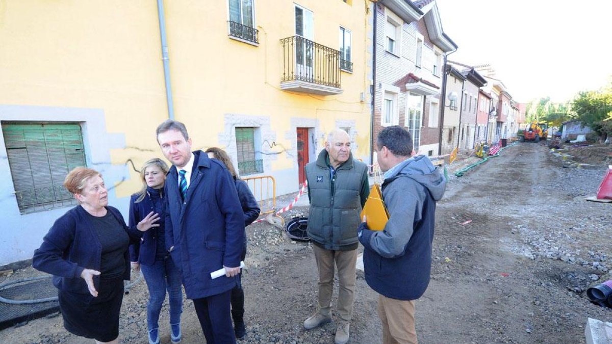 Una vecina le comenta al alcalde alguna de las necesidades de la zona.-ISRAEL L. MURILLO