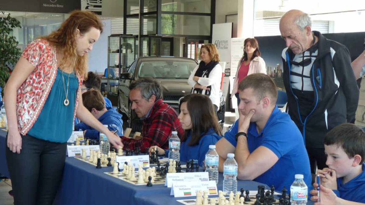 Stefanova mueve pieza durante las partidas simultáneas celebradas ayer.-FOTO CEDIDA POR ENROK2