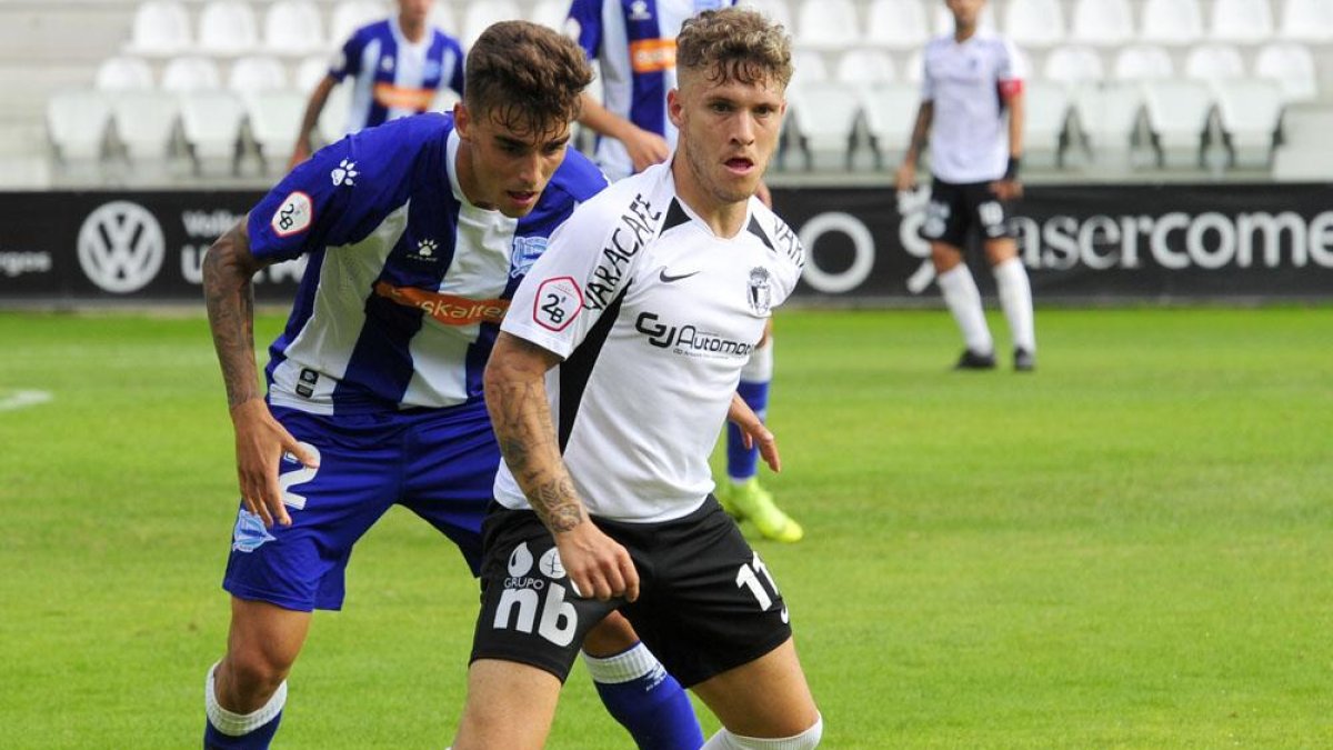 Juanma protege un balón en el choque frente al Alavés B en El Plantío-Israel L. Murillo
