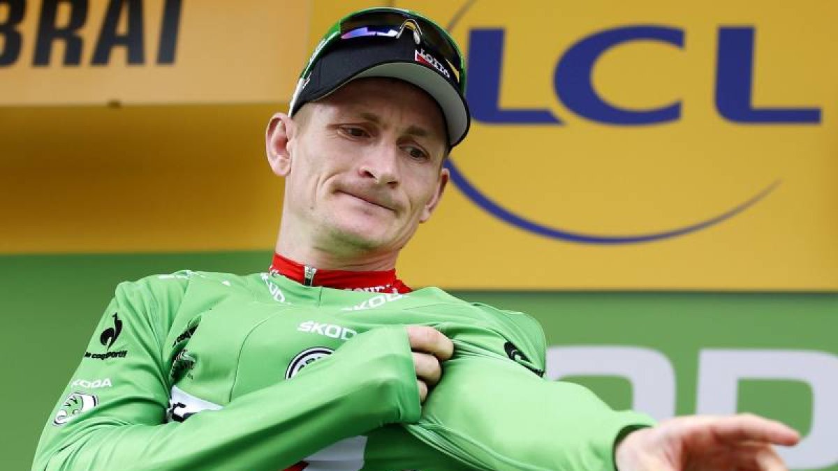 El ciclista alemán Andre Greipel del Lotto Soudal viste el maillot verde de la regularidad en el podio.-Foto: EFE