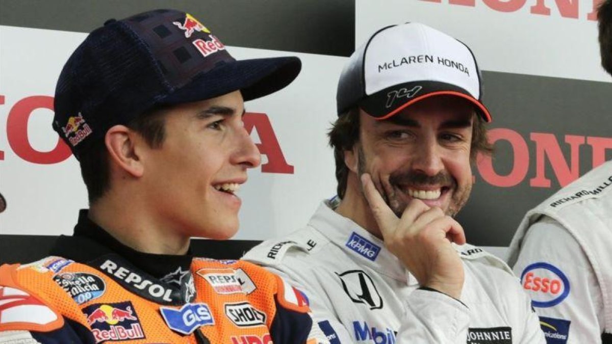 Esta es la última aparición en público de Fernando Alonso, en Motegi (Japón), sede de Honda, junto a Marc Márquez.-EFE / KIMIMASA MAYAMA