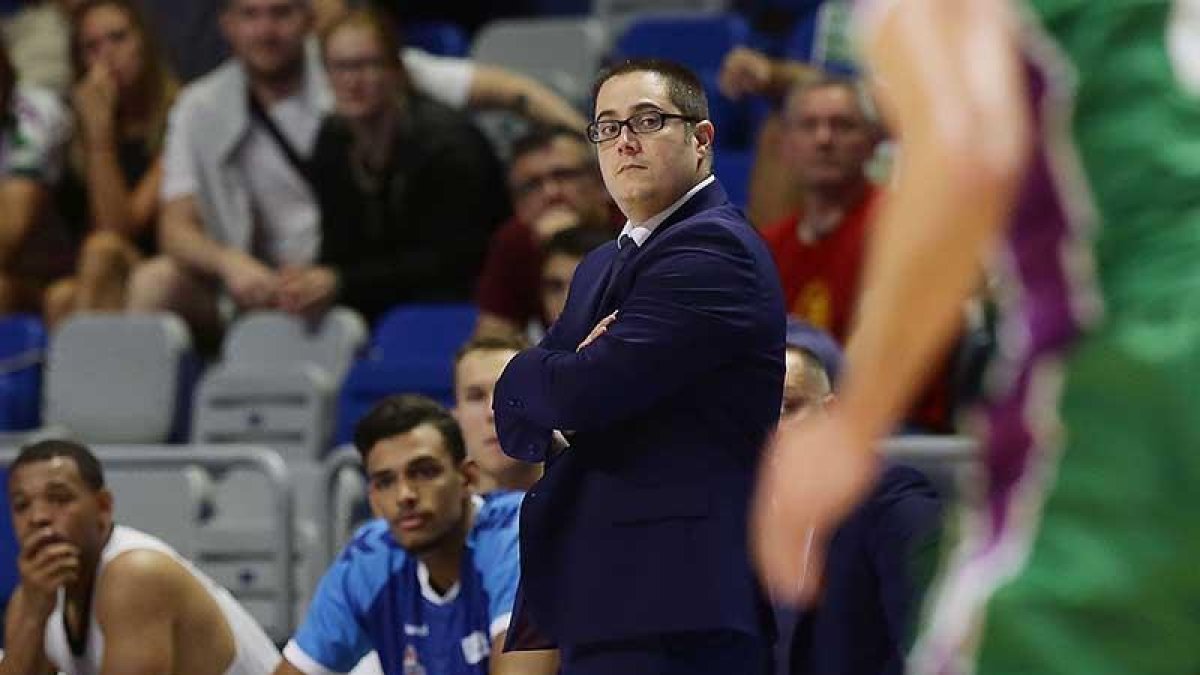 Diego Epifanio sigue atento las evoluciones del choque del pasado jueves en el Martín Carpena-ACB PHOTO