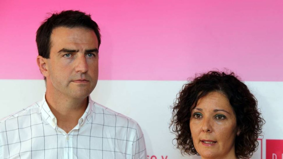 El diputado de UPyD en el País Vasco Gorka Maneiro, y Águeda Arranz, informan sobre los cambios en la formación-Ical