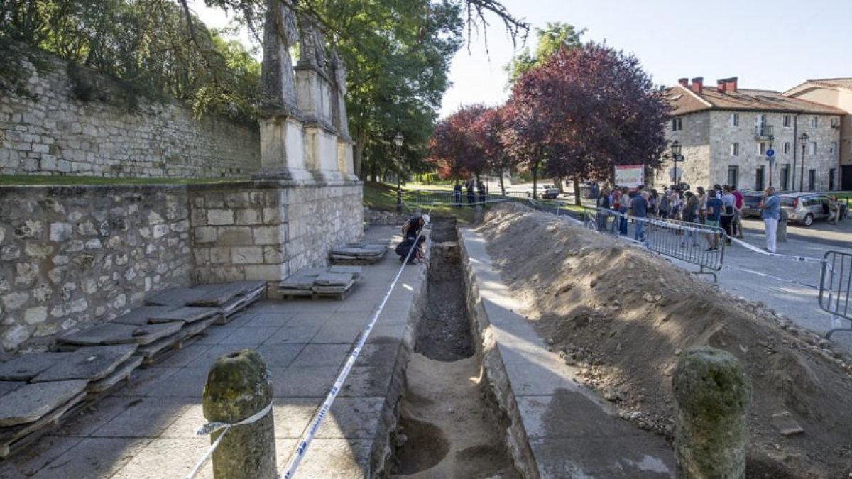 Imagen de las excavaciones iniciadas en el Solar del Cid, en la calle Fernán González.