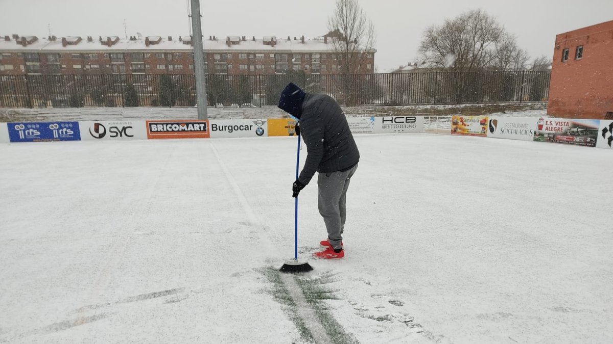 Una representación del UBU Bajo Cero acudió a San Amaro para evaluar la situación del terreno de juego. ECB