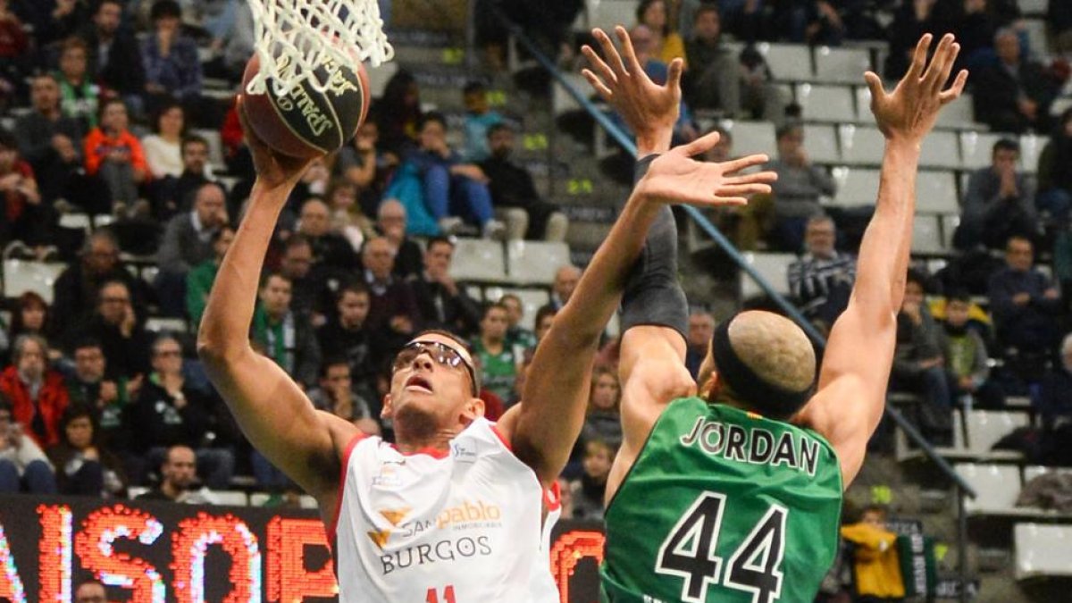 Sebas Saiz supera la defensa de Jordan, ayer.-ACB PHOTO / D. GRAU