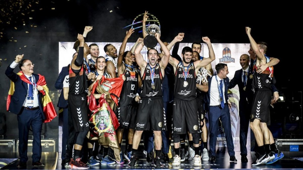 Benite levanta el trofeo tras ganar al Quimsa en la final de la Copa Intercontinental. FIBA