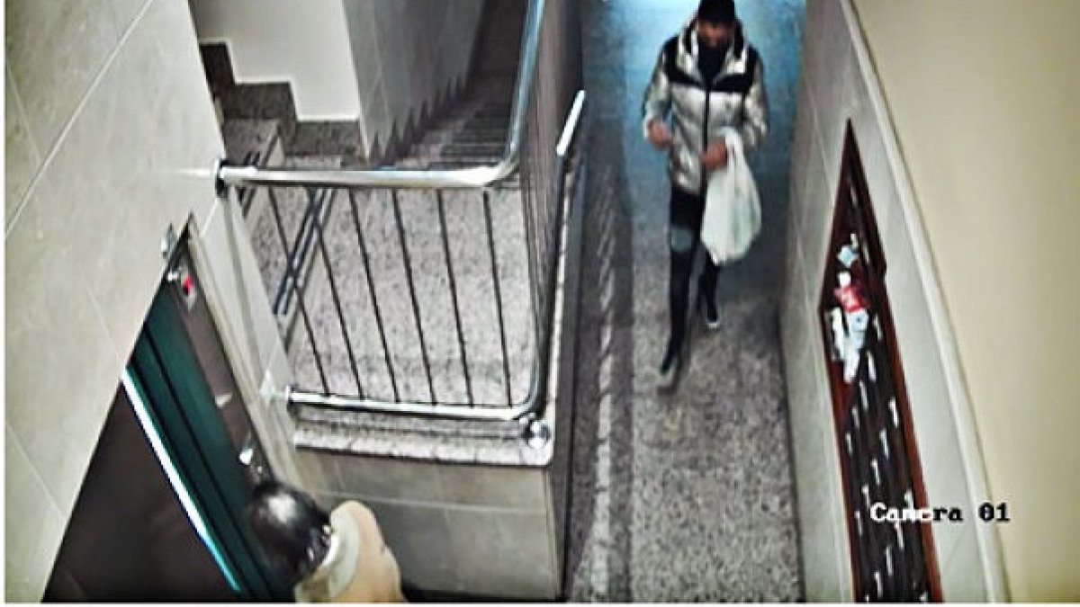 El detenido en un portal, captado por la cámara de seguridad. ECB