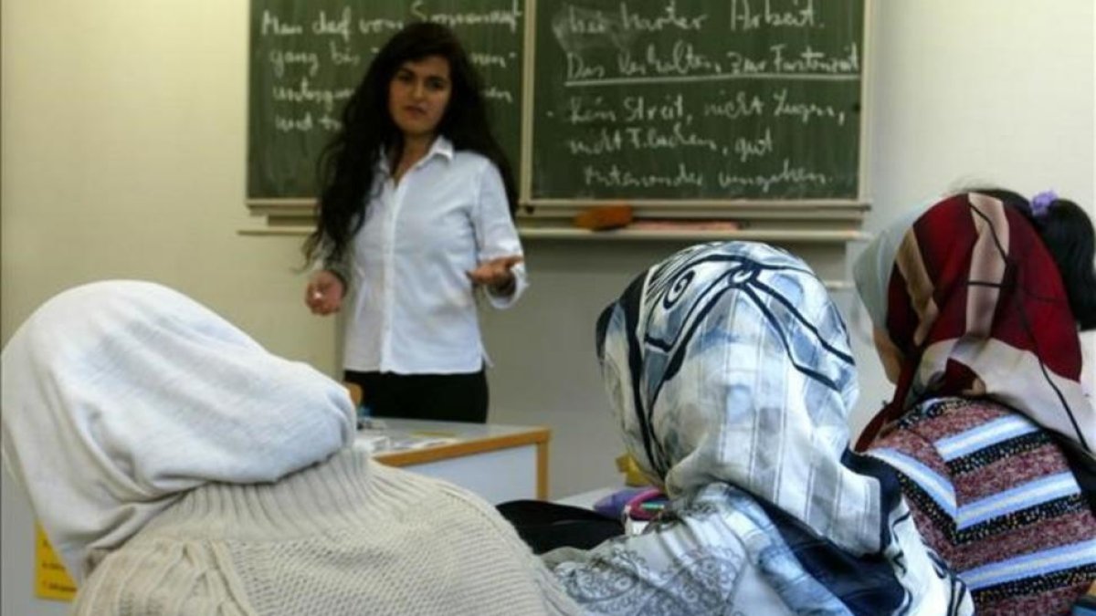 Unas niñas musulmanas asisten a clase en una escuela de Bremen, en el noroeste de Alemania.-AP / JOERG SARBACH