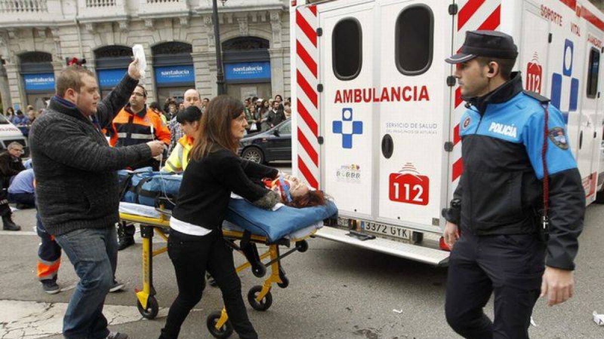 Efectivos de los servicios médicos atienden a uno de los 7 heridos en el atropello múltiple en el centro de Oviedo, este miércoles.-Foto: EFE / ALBERTO MORANTE