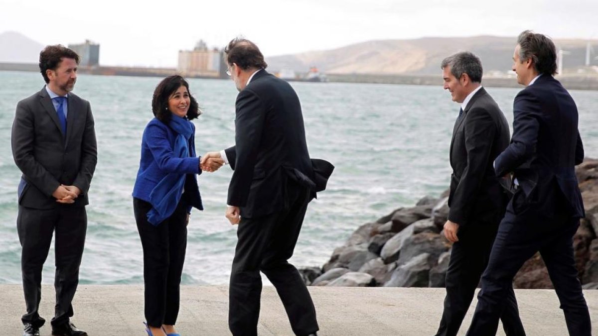El presidente del Gobierno, Mariano Rajoy, acompañado por el ministro de Fomento, Íñigo de la Serna, y del presidente del Gobierno de Canarias, Fernando Clavijo, saluda a la presidenta del Parlamento de Canarias, Carolina Darias,-CRISTÓBAL GARCÍA (EFE)