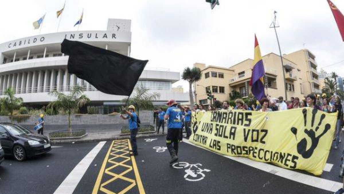 Varias decenas de personas se manifestaron, el 23 de junio del 2014, a las puertas del Cabildo de Gran Canaria en contra de las prospecciones petrolíferas.-Foto: ÁNGEL MEDINA G. / EFE