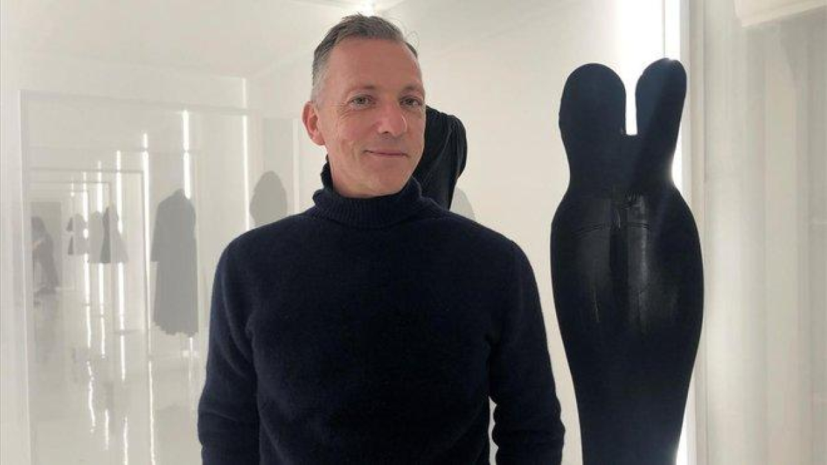 El historiador de la moda Olivier Saillard posa en la presentación de la exposición de Alaïa y Balenciaga, este miércoles en París.-MARÍA DÍAZ VALDERRAMA (EFE)