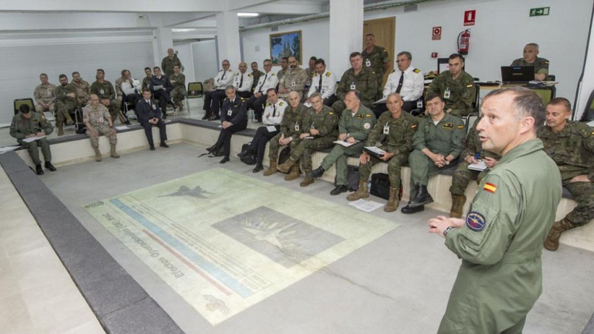 Imagen de uno de los momentos del ejercicio en el acuartelamiento ‘Diego Porcelos’.-ISRAEL L. MURILLO