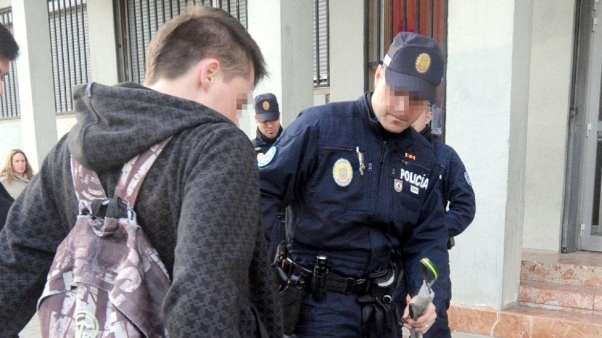 Los agentes de la Unidad Canina en una intervención en los aledaños de un instituto.-ISRAEL L. MURILLO