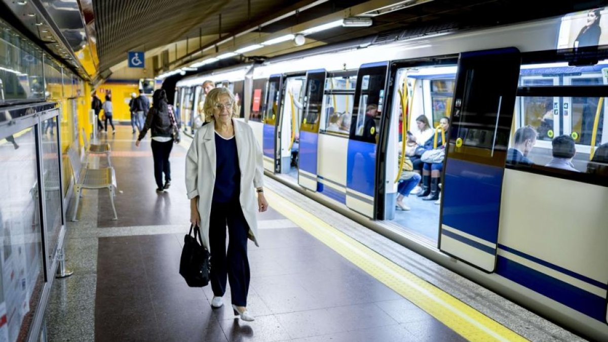 La alcaldesa de Madrid Manuela Carmena viajando en Metro Madrid.-DANI POZO (AFP)