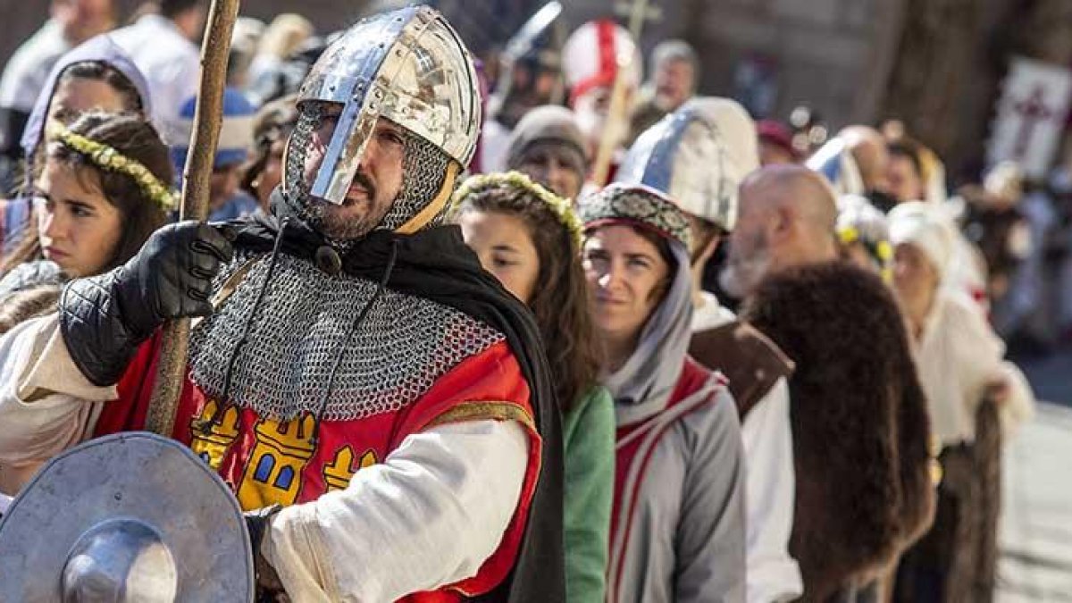 El desfile medieval partió del solar del Cid y se dirigió al puente de Santa María. Una vez asentada la comitiva, comenzó el pregón del Fin de Semana Cidiano.-SANTI OTERO