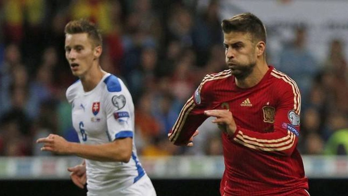 El defensa Gerard Piqué, en un momento del encuentro contra Eslovaquia.-