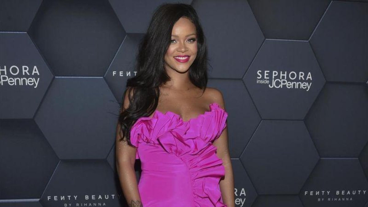 La cantante Rihanna posa antes de un evento de su marca de cosméticos, Fenty Beauty.-EVAN AGOSTINI (AP)