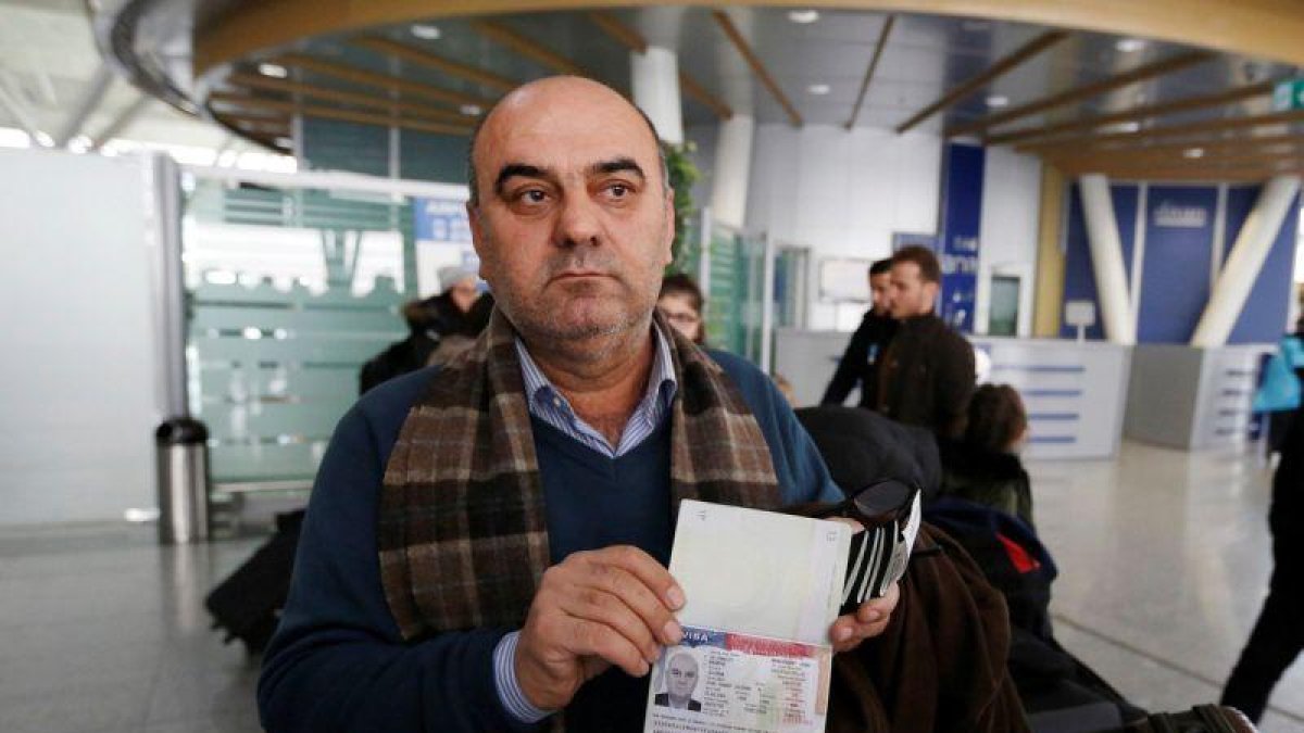 Fuad Sharef muestra el visado de entrada a EEUU en el aeropuerto de Erbil., Irak, a done ha sido devuelto desde Egipto.-AHMED SAAD / REUTERS