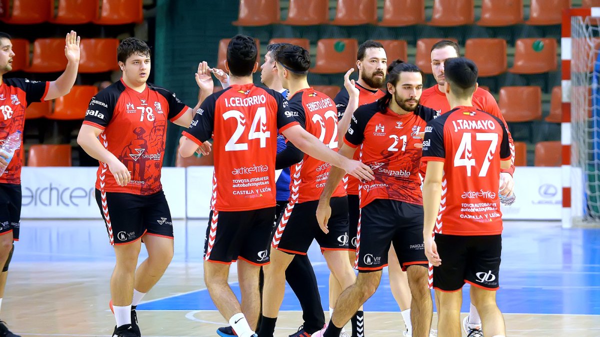 Los jugadores del conjunto burgalés en El Plantío. TOMÁS ALONSO