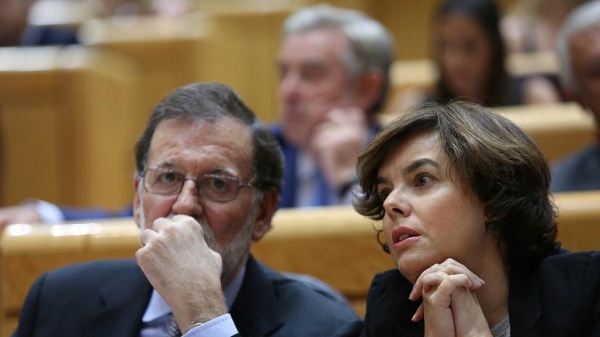 Mariano Rajoy y Soraya Sáenz de Santamaría, en el Senado.-DAVID CASTRO