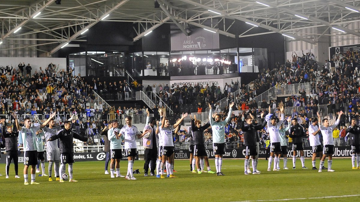 La plantilla blanquinegra aplaude a la afición tras la victoria ante el Alavés. TOMÁS ALONSO.