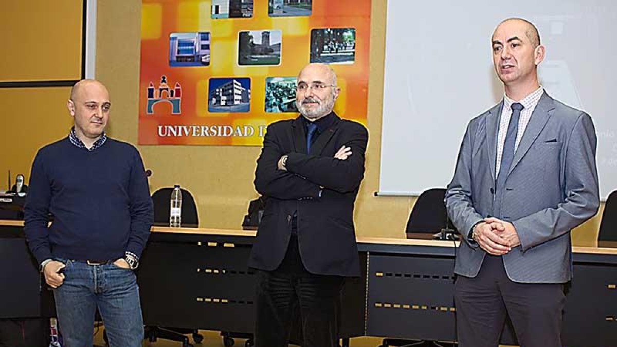 De izquierda a derecha, Lorenzana, Ruiz-Falcó y José Miguel García Pérez, vicerrector de Investigación.-