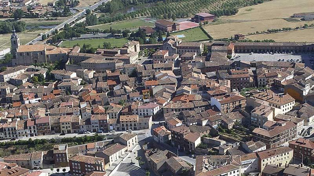 Vista aérea de Lerma, que pretende construir un centro de referencia comarcal.-ICAL