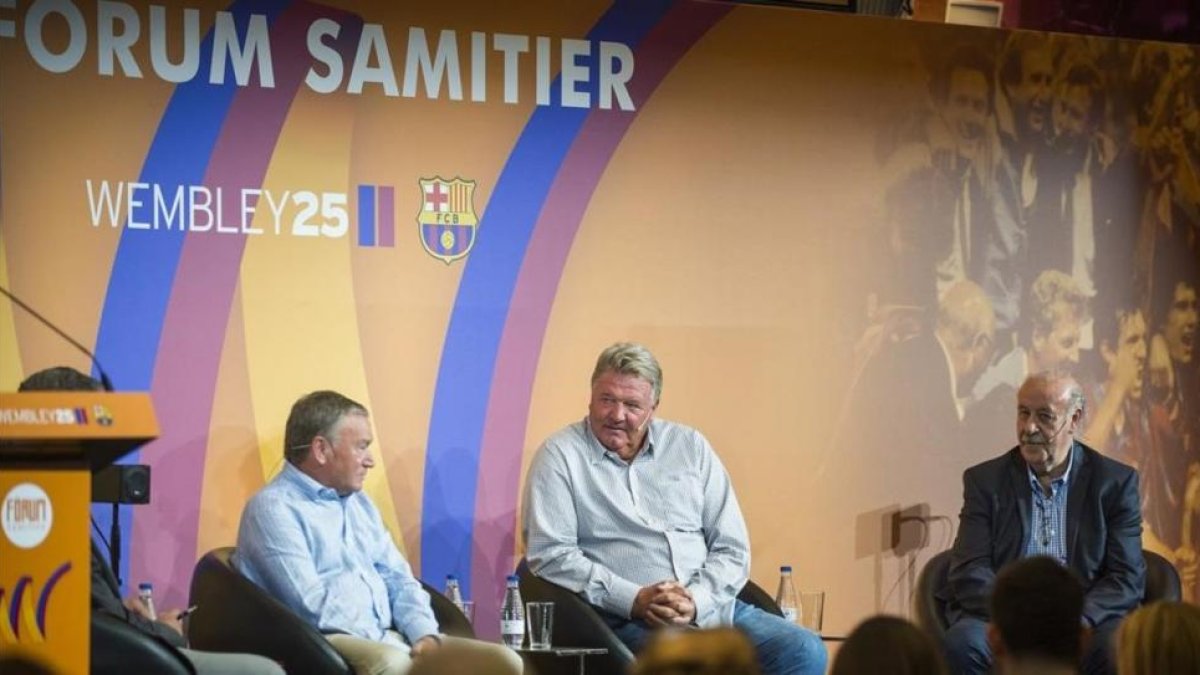 Del Bosque, Toshack y Clemente, en el Fórum Samitier realizado en el Auditorio 1899 del Camp Nou.-JORDI COTRINA