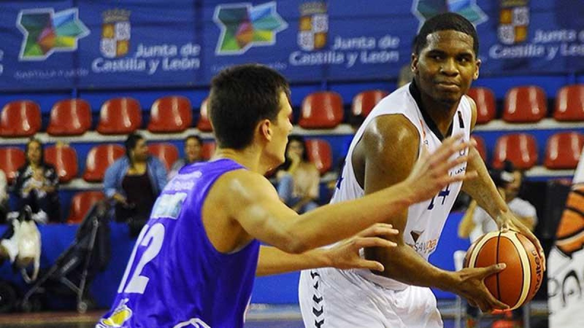 Percy Gibson, durante un partido.-MARÍA GONZÁLEZ / CB MIRAFLORES