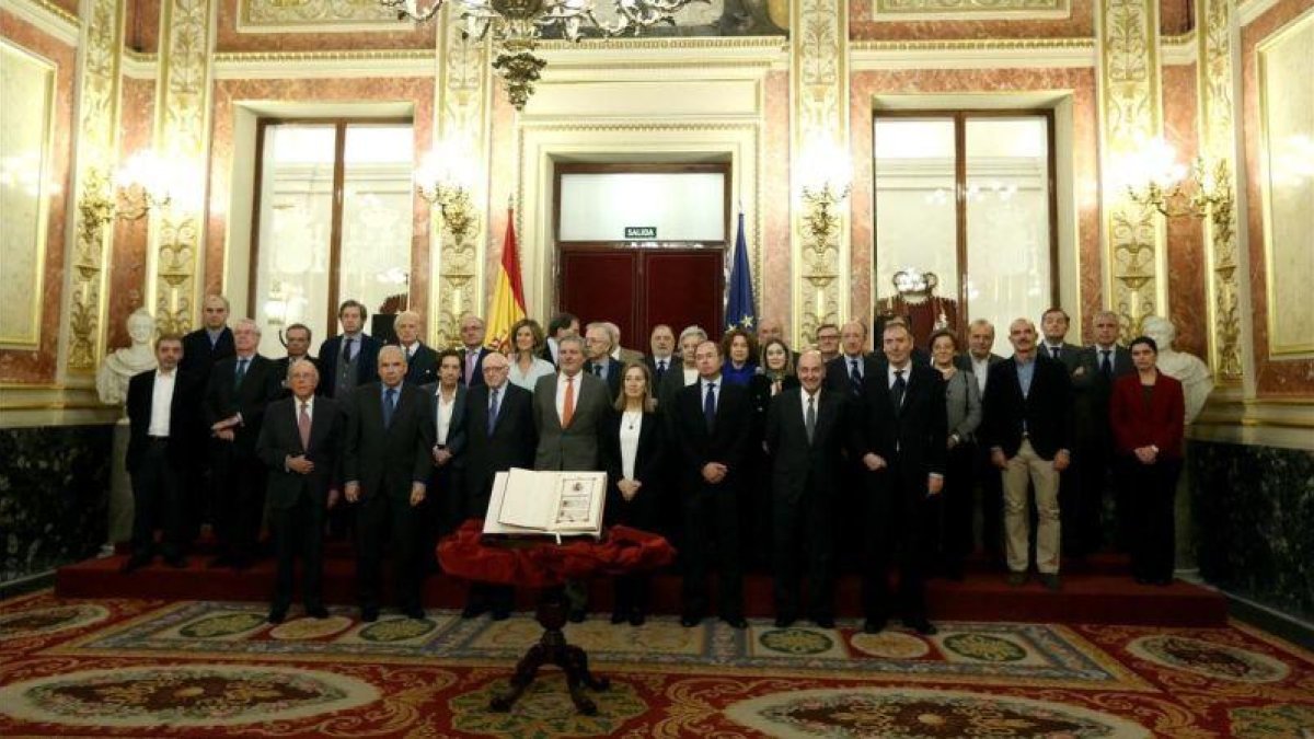 Méndez de Vigo, Ana Pastor, García-Escudero y Miquel Roca en el acto posan ante el ejemplar de la Constitución sancionada por el rey Juan Carlos en 1978, en el Congreso.-JUAN MANUEL PRATS
