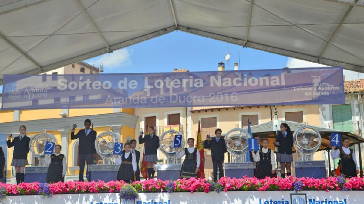Un momento del sorteo de la Lotería Nacional que ayer se celebró en Aranda.-ALBERTO CALVO