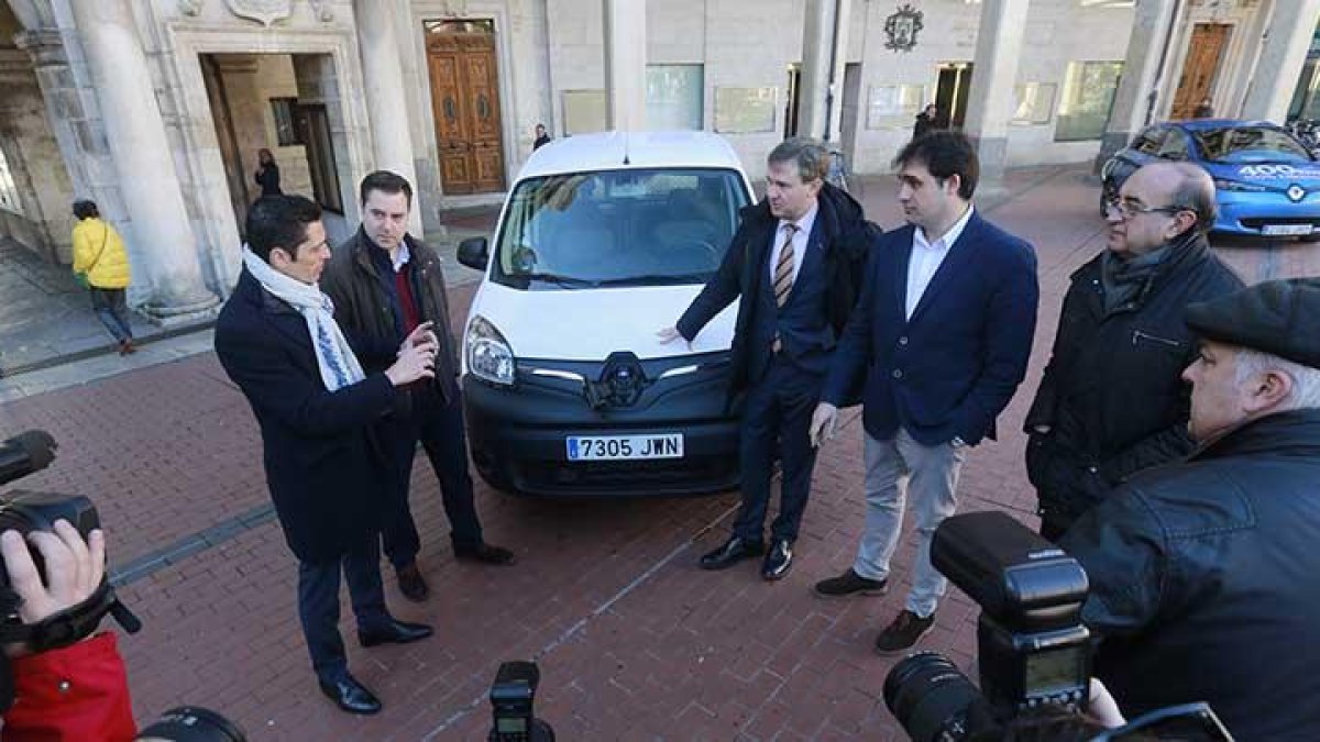 El gerente de Renault, Fernando de Santiago, explica las características de la furgoneta al alcalde y los concejales del PP y el PSOE que ayer compartieron el acto de presentación.-RAÚL G. OCHOA
