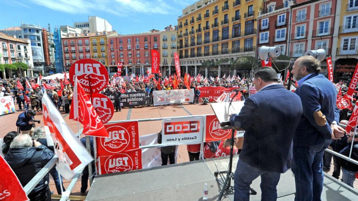 Fraile y Citores, de espaldas, leen el manifiesto en la Plaza Mayor.-ISRAEL L. MURILLO